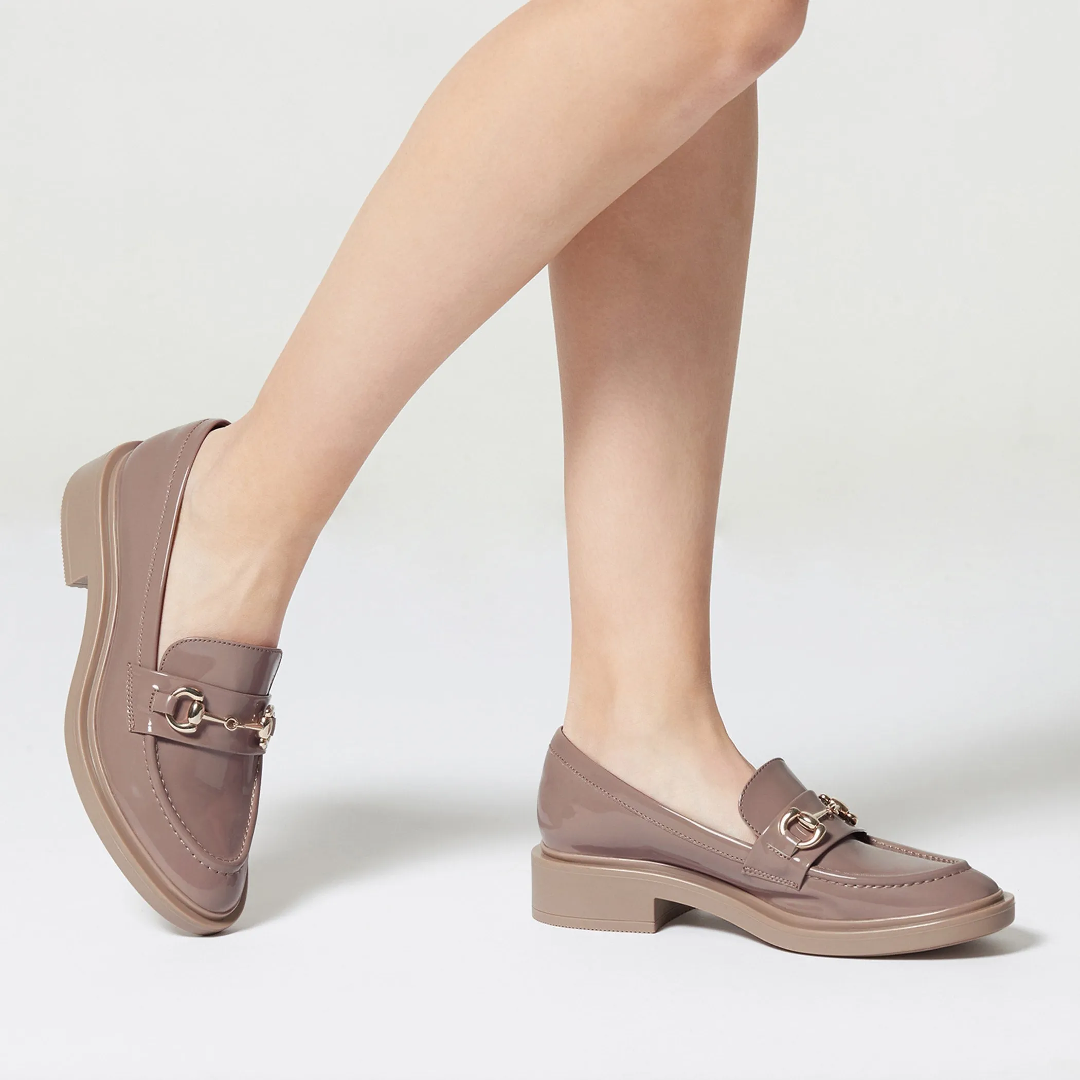 Zapato Tipo Mocasin Nojiko Sintetico Acabado Charol Taupe Westies